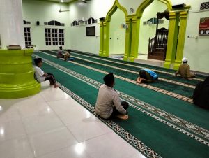 Personil Polsek Benai Sholat Subuh Berjamaah Bersama Masyarakat Dalam Rangka Cooling System Pilkada 2024