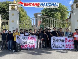 Mahasiswa UNRI Gelar Mimbar Bebas di Kantor Gubernur Riau, Soroti Defisit Anggaran hingga Kelangkaan Minyak Goreng