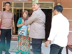 Jumat Barokah Polsek Kampar: Kapolsek AKP Asdisyah Mursyid Tebar Kepedulian untuk Warga Kurang Mampu di Desa Pulau Jambu